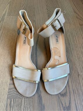 Paul Green Beige Metallic Gold Trim Ankle Strap Wood Kitten Heel Sandals